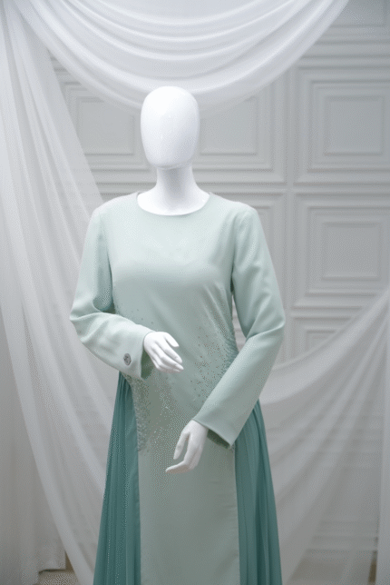 Crepe dress with pleated chiffon, embellished with fine Japanese beads.