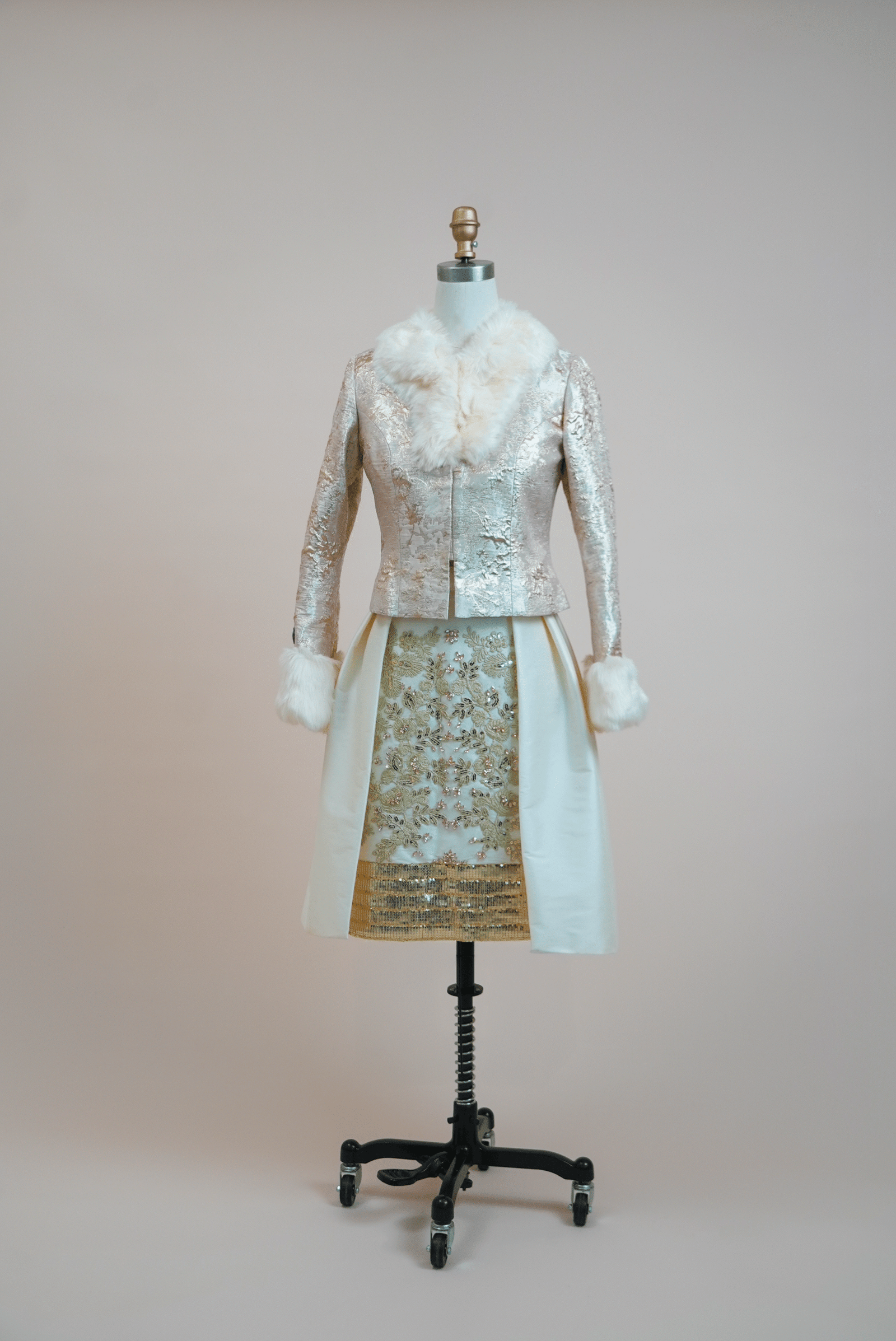 2 Two-piece set with a jacket made of Italian jacquard fabric and fur - Image 1